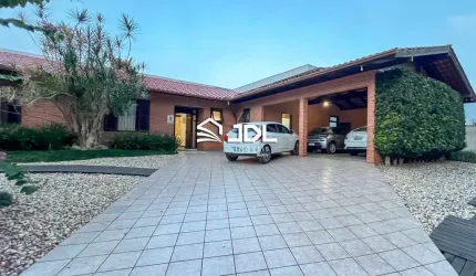 Espaçosa casa plana no bairro Itoupava Norte, a poucos minutos do centro.