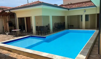 Vende-se Sobrado de Luxo - 3 Suítes - 2 casas - Piscina - Bairro Verdão