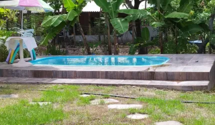 Casa com três terrenos juntos de 12 x 30 cada, totalizando 1.000 M² no condomíni