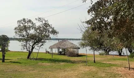 sitio de porteira fechada nas margens do lago do rio manso