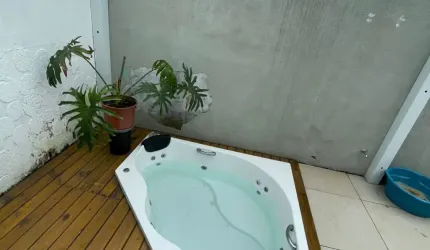 Casa com 3 dormitórios com 2 vagas.