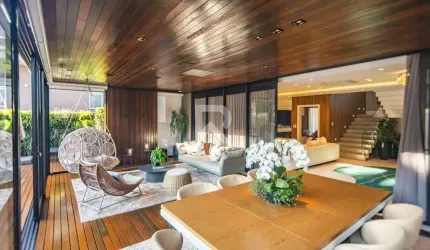 Casa de Luxo Mobiliada em Condomínio, 4 suítes, Piscina, Jardim, 587m2 - p/ venda no Campo Comprido