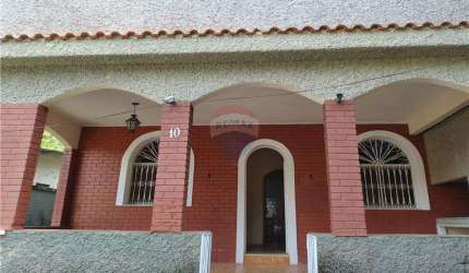 Excelente casa na Praia do Apara em Mangaratiba-RJ  com 04 quartos sendo duas suítes, área de lazer próxima ao Shopping Sahy e Centro.
