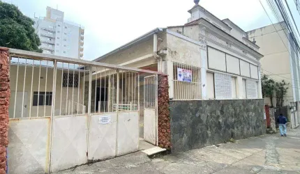 Casa para locação na Rua Floriano Peixoto com 15 cômodos , 9 banheiros, 3 áreas descobertas, 2 vagas de garagem no centro da cidade. Ponto comercial