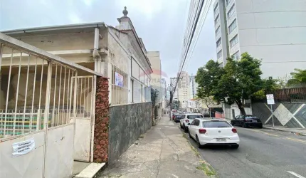 Casa para locação na Rua Floriano Peixoto com 15 cômodos , 9 banheiros, 3 áreas descobertas, 2 vagas de garagem no centro da cidade. Ponto comercial