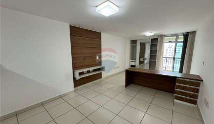 Apartamento flat com 1 quarto com armário, sala, cozinha e banheiro com armário e box, vaga de garagem e portaria 24 horas, área de lazer e piscina.