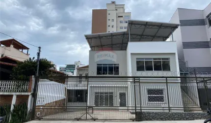 Casa comercial com aprox. 200m², Três pavimentos perfazendo um total de 500m² área construída.
