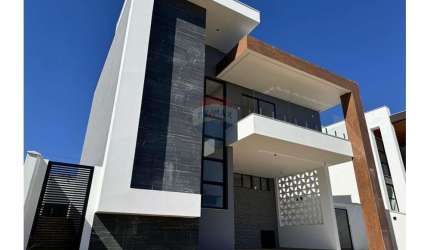 Casa a venda no Alphaville com 4 quartos sendo 4 suítes, vaga para 4 carros, área de lazer completa, segurança 24 horas.