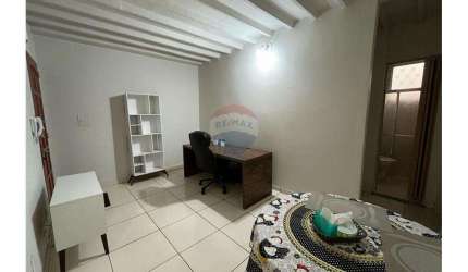 Apartamento de dois quartos, sala, cozinha, área de serviço, banheiro, vaga de garagem compartilhada, todo mobilhado.