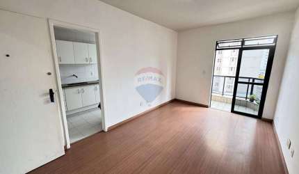 Apartamento com 2 quartos, sala com varanda, cozinha, banheiro, garagem, elevador e portaria remota.