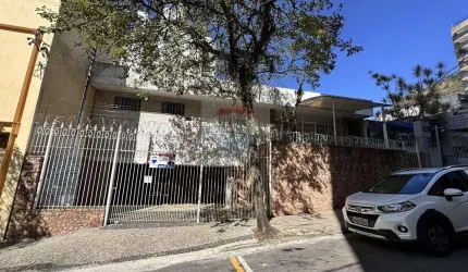 Casa comercial com 6 Quartos e 5 banheiros, 3 vagas para Alugar no centro da cidade.