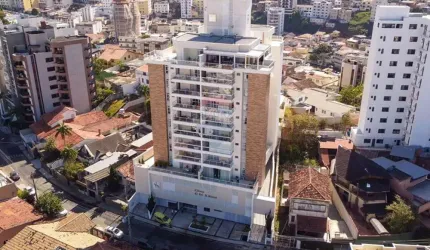 Apartamento de 3 quartos sendo uma suíte com armários, sala 2 ambientes, varanda, cozinha com armários planejados, duas vagas de garagem e elevador.