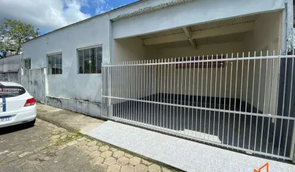 Casa com 03 dormitórios no Floresta.