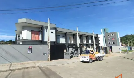 Geminado com 02 suítes no Petrópolis