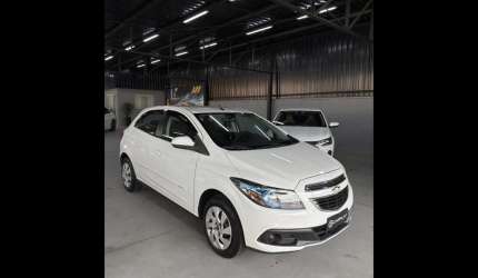 Chevrolet onix hatch lt 1.4 8v flexpower 5p mec. - branca - 2014/2015