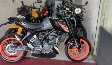  ktm duke 200 absimpecavel com apenas 16.000km a toda prova