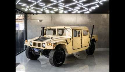 Hummer am desert