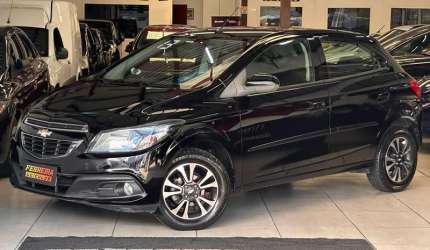  hatch completo, com visual moderno e motor potente para encarar o dia a dia com conforto e seguranç