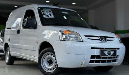 Peugeot partner 1.6 flex furgão ar e direção baixo km financia e troca