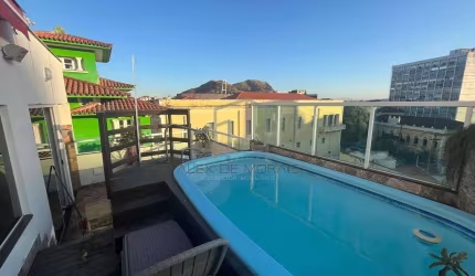 Excelente casa no Centro de Vitória,muito bem localizada, piscina aquecida, 3 andares, 2 salas, 4 q
