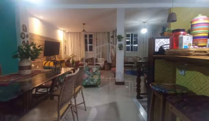 Excelente casa localizada na rua Gama Rosa, recem reformada, próxima ao comercio, contem uma varand