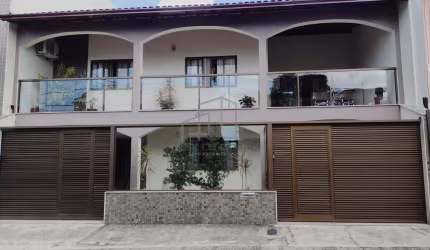 Essa casa é uma verdadeira joia, casa duplex com entradas independentes, possui três vagas de garag