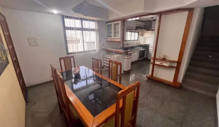 Maravilhosa casa triplex no bairro De Lurdes, com 4 quartos sendo uma suíte, área de lazer e jardim