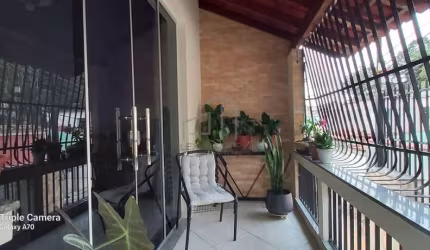 Maravilhosa casa à venda, no bairro Santo Antônio, possuindo 2 quartos no andar de cima e 2 quartos