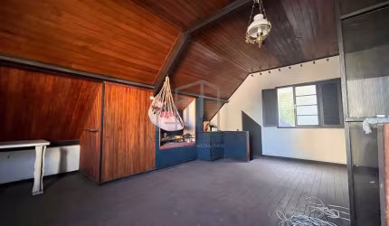 Marivilhosa casa no Centro de Vitória, com 460m2, 4 quartos, vaga de garagem, porão americano