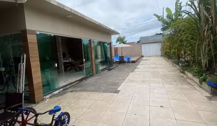 Casa com amplo terreno é excelente localização