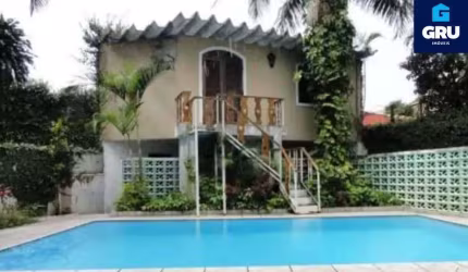 Casa com 914 metros de terreno