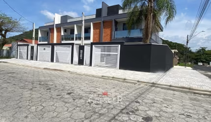 Sobrado para venda com 2 quartos no Centro de Matinhos