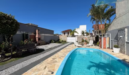 Casa com Piscina a venda no balneário Ipacaray
