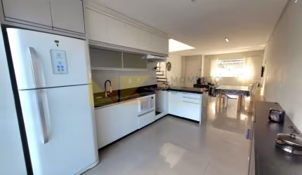 Casa com 2 quartos para alugar na Rua Apolônia Von Buettner, 188, Água Verde, Blumenau, 101 m2 por R$ 3.300