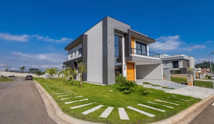 Casa em Condomínio, terreno amplo e arquitetura moderna.