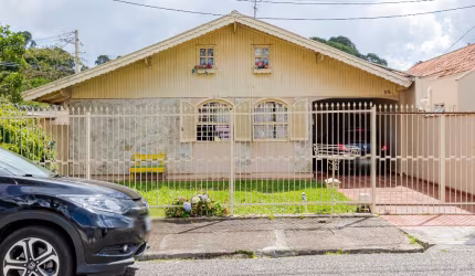 Oportunidade Única no Bacacheri! Casa Principal + 2 para Aluguel = Renda Extra! Agende Sua Visita Agora!