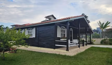 Casa semimobiliada com 3 qaurtos 2 vagas de garagem no santinho em florianópolis/sc