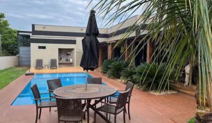 Casa com terreno de 1020 m2 em condomínio