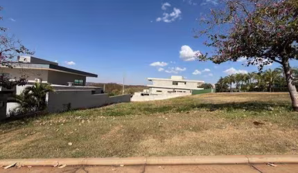 Terreno com 640 m2 no Alphaville 2