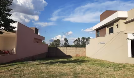 Terreno com 305 m2 no Cond Vila Romana