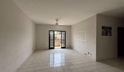 Apto com 3 quartos e varanda