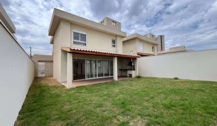 Casa com quintal amplo no Jardim Sul
