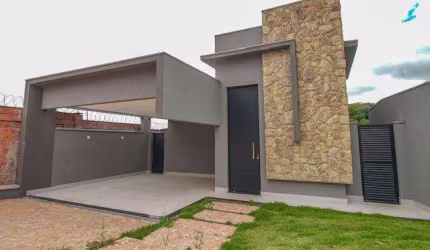 Casa com arquitetura moderna no Cond San Tiago