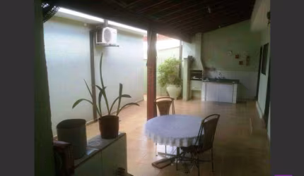Casa completa no Jd Iraja