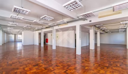 Sala comercial para alugar na Avenida Borges de Medeiros, 261, Centro Histórico, Porto Alegre por R$ 24.500