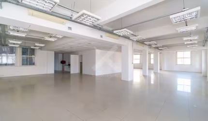 Sala comercial para alugar na Avenida Borges de Medeiros, 261, Centro Histórico, Porto Alegre por R$ 29.000