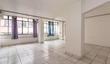 Sala comercial para alugar na Rua Coronel Vicente, 382, Centro Histórico, Porto Alegre por R$ 6.500