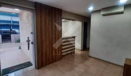 Casa comercial à venda na Avenida Rio São Gonçalo, 149, Passo da Areia, Porto Alegre por R$ 590.000