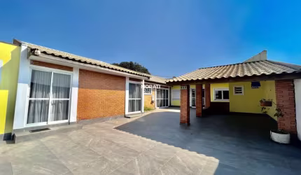 Casa com quintal amplo no Quississana!