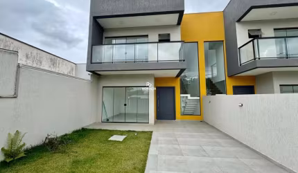 Sobrado à Venda com 3 Quartos Sendo Uma Suite em Guaratuba, PR -